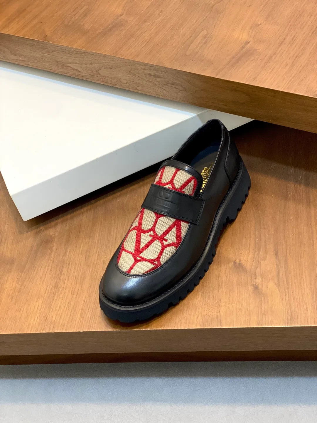 Men's shoes 💰740 VALENTINO Valentino's new men's fashionable casual leather shoes. These leather shoes are made of imported cowhide leather uppers, dyed calfskin lining and calfskin insoles. The upper foot is soft, comfortable and breathable. Comes with complete packaging in the original box! Visible details and quality. Size: 39-44 (customized at 38.45.46)